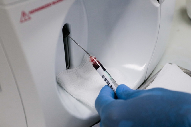 Vacina tríplice viral pode diminuir risco de COVID-19