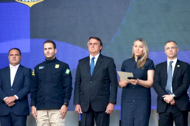 Oliveira, Aggio, Bolsonaro, Daniela e Mendonça, na formatura de novos PRFs.