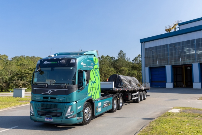 ArcelorMittal inicia operação inédita de transporte de bobinas de aço com caminhão 100% elétrico