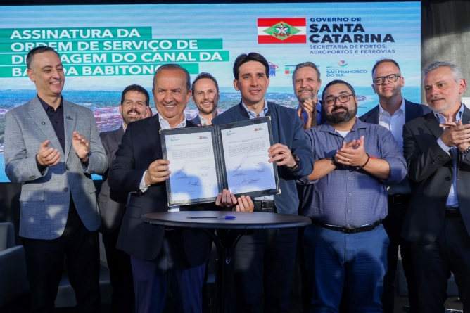 Jorginho Mello assina ordem de serviço para a maior obra de dragagem do Brasil na Baía Babitonga