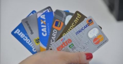 Juros do cartão de crédito caem ao menor nível em 2 anos