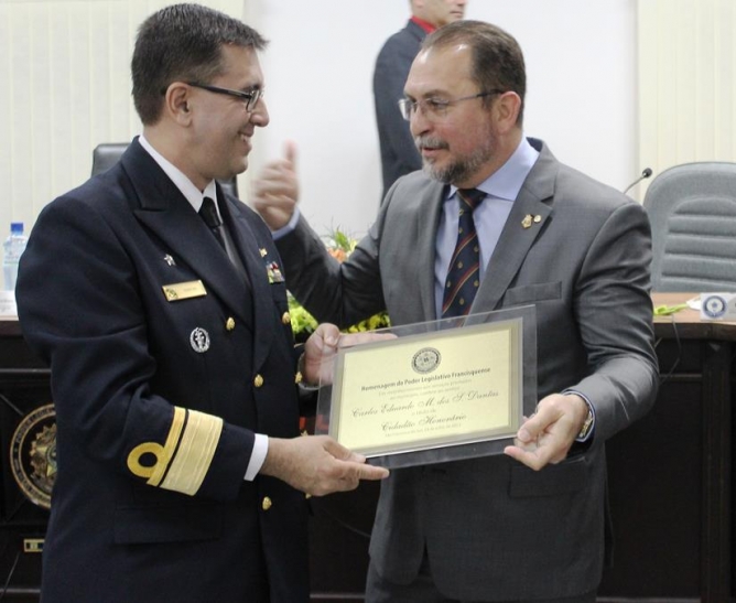Câmara de Vereadores entrega placa de Homenagem de Cidadão Honorário ao Almirante Carlos Eduardo Machado do Santos Dantas