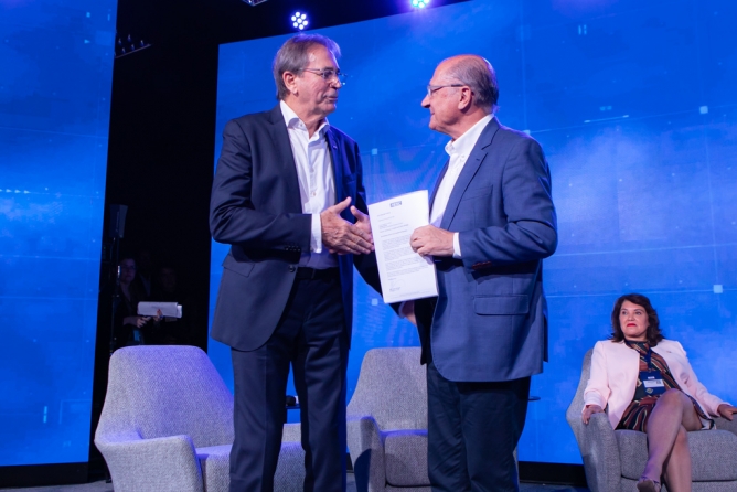 Presidente da FIESC, Mario Cezar de Aguiar, entrega documento com as demandas da indústria catarinense ao vice-presidente e ministro do Desenvolvimento, Geraldo Alckmin.