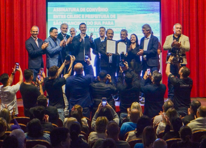 Prefeitura de São Francisco do Sul celebra investimento de R$ 100 milhões em nova subestação e avanços na regularização elétrica da Praia do Ervino.