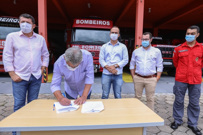 Prefeitura oficializa repasse de R$ 700 mil a Bombeiros Voluntários