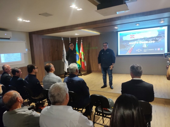 •	A diretoria do Porto de São Francisco do Sul e autoridades do Norte catarinense se reuniram com o secretário-executivo do Ministério dos Transportes para discutir medidas emergenciais para a BR-280, única via de acesso rodoviário à cidade