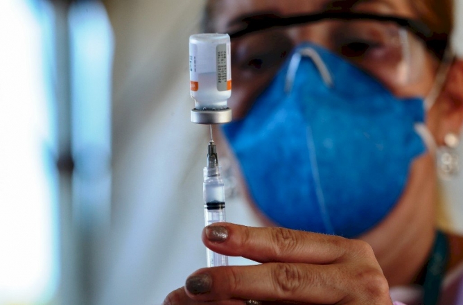 Professores de SC devem ser vacinados contra a gripe antes da Covid, decide SES
