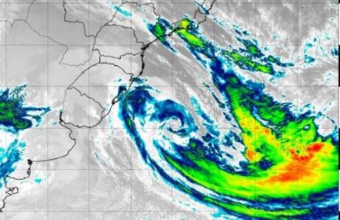 Ainda ativo, ciclone extratropical se afasta em direção ao Oceano Atlântico