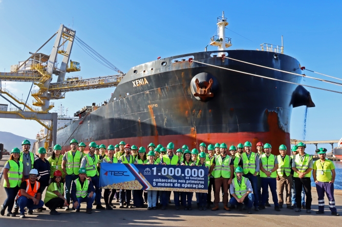 Colaboradores se reúnem em frente ao navio Xenia para celebrarem o sistema de exportação de grãos do TESC e o marco de 1 milhão de toneladas de grãos transportados pelo terminal portuário.