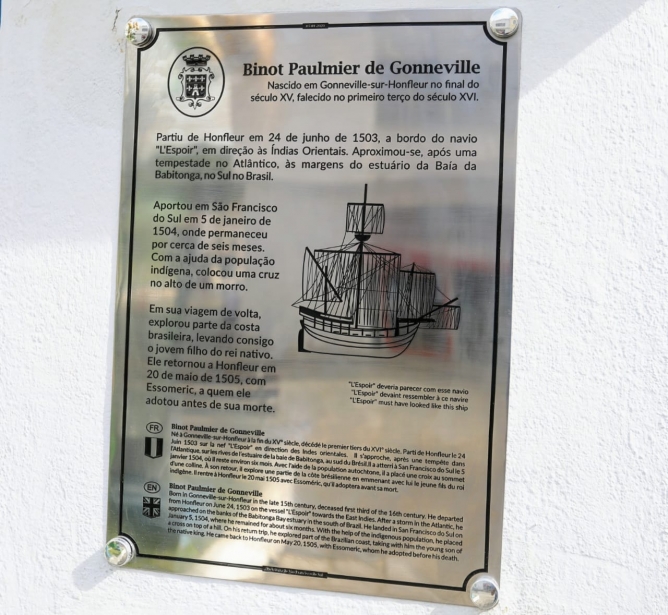 Prefeitura inaugura placa alusiva ao descobrimento da cidade em 1504