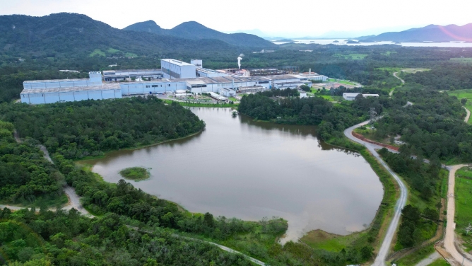 Na Semana do Meio Ambiente, ArcelorMittal apoia Mutirão de Limpeza da Praia Grande em São Francisco do Sul.