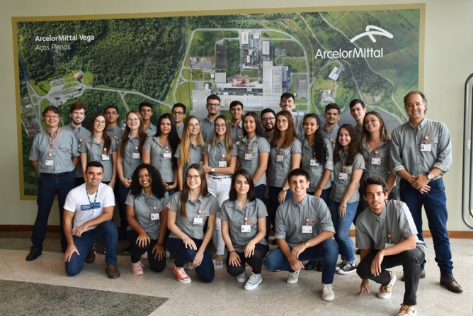 Nova turma de jovens aprendizes começa a atuar na ArcelorMittal Veja