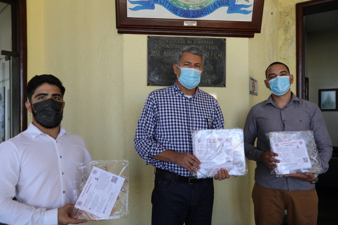 Prefeitura recebe a doação de 200 máscaras de acrílico da Golar Power