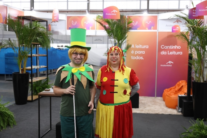 Colaboradores da AJIDEVI farão Contação de Histórias no espaço inclusivo da ArcelorMittal na Feira do Livro de Joinville.
