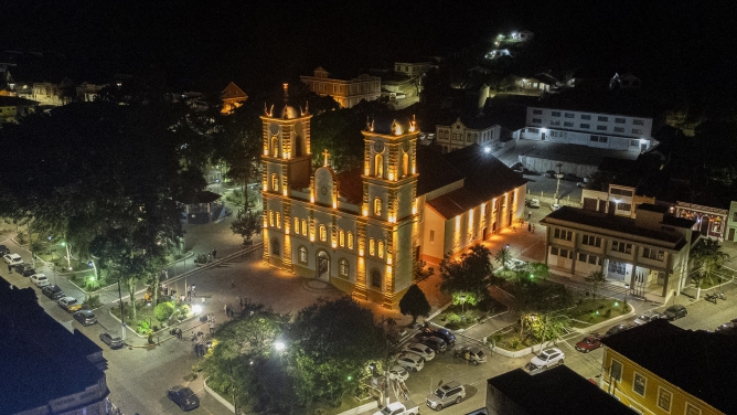 Igreja Matriz de São Francisco do Sul ganha iluminação de destaque multicolorida