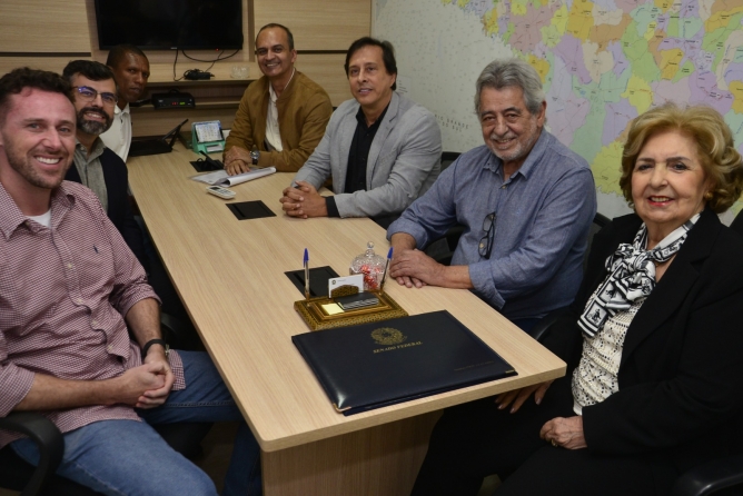 A senadora Ivete da Silveira recebeu em seu gabinete empresário e políticos.