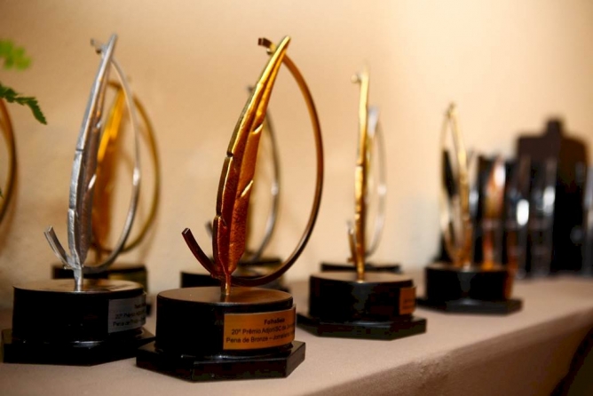 Entrega de troféus aos vencedores do 22º Prêmio Adjori/SC de Jornalismo terá transmissão ao vivo