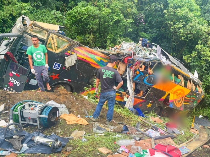 A Polícia Civil do Paraná identificou 15 corpos de vítimas do acidente com ônibus de turismo ocorrido na manhã de segunda-feira (25), na BR - 376, em Guaratuba, na divisa entre o PR e Santa Catarina. Ao todo, 19 pessoas morreram no acidente.  Secret