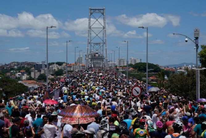 Reabertura da Ponte Hercílio Luz atrai 50 mil pessoas