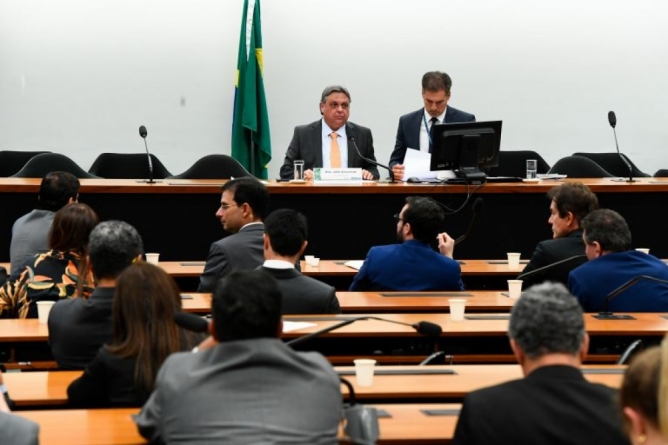 Comissão reuniu-se na noite desta quarta-feira (Fotos: Marcos Oliveira/Agência Senado )